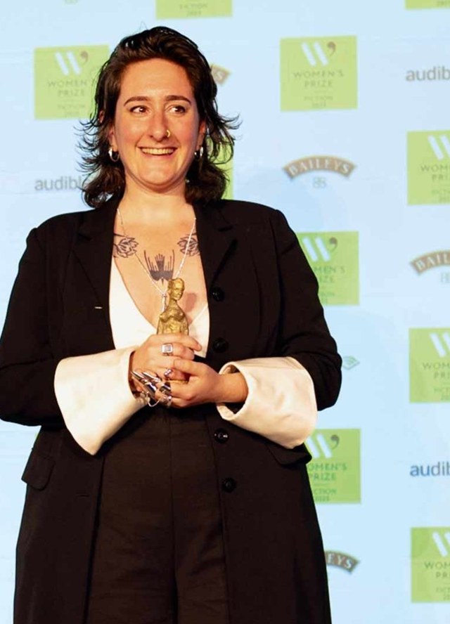 Yael van der Wouden segurando o troféu do Women's Prize for Fiction 2025 na cerimônia em Londres